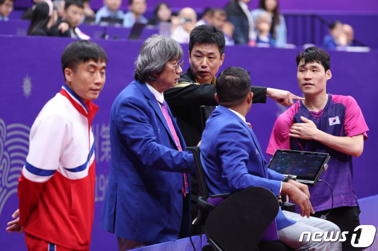 28일 중국 항저우 공슈 캐널 스포츠 파크 체육관에서 열린 2022 항저우 아시안게임 탁구 혼합 복식 16강 한국 전지희·장우진과 북한 함유성·김금룡과의 경기에서 한국 주세혁 감독이 심판 판정에 항의하고 있다. 2023.9.28/뉴스1 ⓒ News1 신웅수 기자