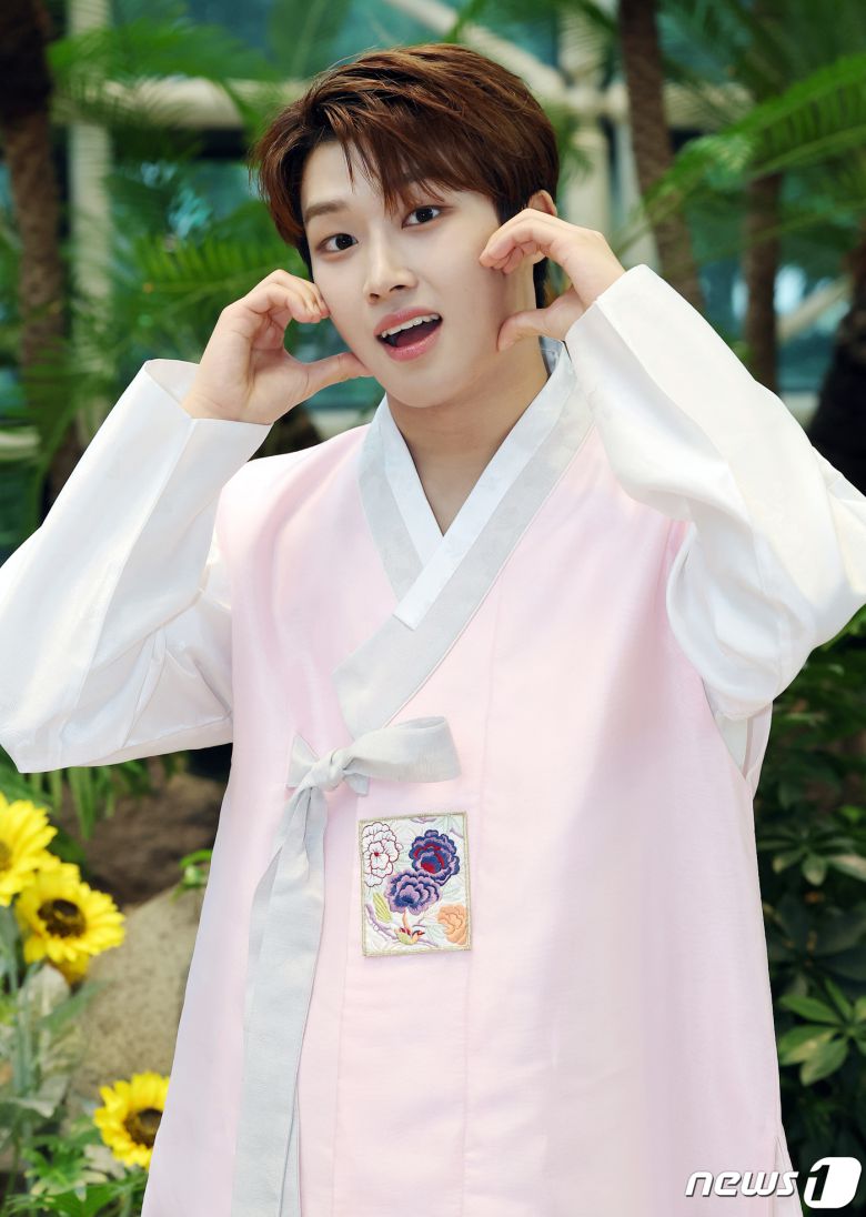 아이돌 그룹 더윈드의 신재원이 서울 종로구 뉴스1 사옥에서 진행된 인터뷰에 앞서 한복을 입고 추석인사를 전하고 있다. 2023.9.29/뉴스1 ⓒ News1 김진환 기자