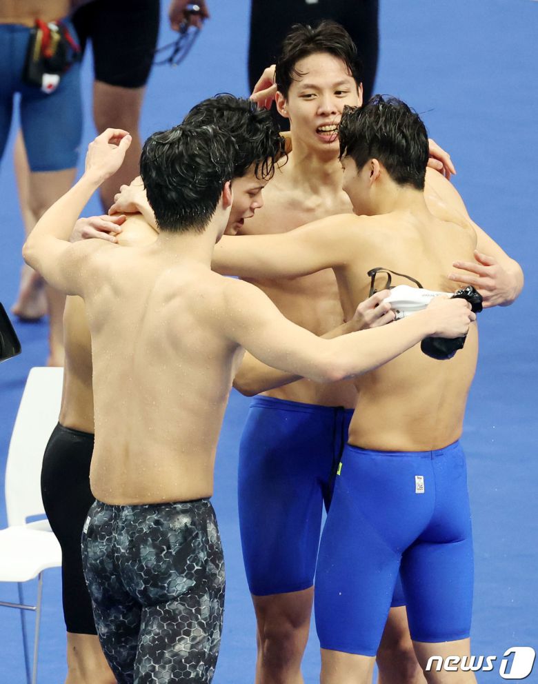 25일 오후 중국 항저우 올림픽 스포츠센터 수영장에서 열린 남자 계영 800ｍ 결승전에서 대한민국 황선우(왼쪽부터 시계방향으로)와 이호준, 양재훈, 김우민이 금메달을 확정 지은 뒤 환호하고 있다. 2023.9.25/뉴스1 ⓒ News1 민경석 기자