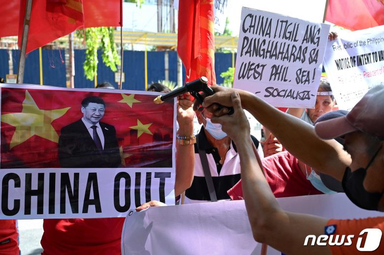 11일(현지시간) 필리핀 메트로 마닐라 마카티 중국 총영사관 앞에서 시민들이 중국을 규탄하는 시위를 벌이고 있다. 최근 중국 해안경비대는 서필리핀해(남중국해)에서 필리핀 함정에 물대포를 발사했다. 2023.08.11/ ⓒ AFP=뉴스1 ⓒ News1 김형준 기자