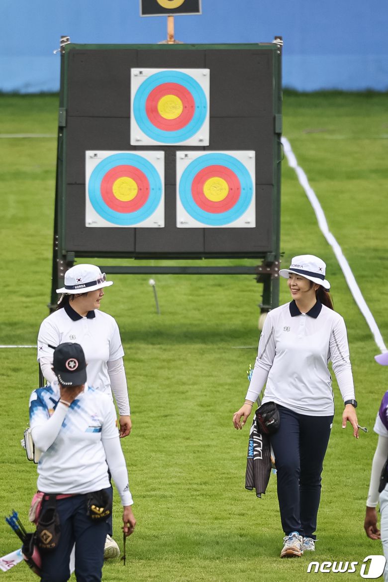 여자 양궁 컴피운드 대표팀 조수아(왼쪽)과 오유현이 30일 중국 항저우 푸양 인후 스포츠센터에서 공식 연습을 하고 있다. 리커브와 컴파운드에서 총 10개의 금메달 싹쓸이를 목표로 하는 양궁 대표팀은 오는 10월 1일 랭킹 라운드를 시작으로 메달사냥에 나선다. 2023.9.30/뉴스1 ⓒ News1 유승관 기자