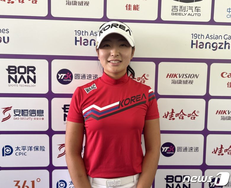 유현조가 1일 중국 항저우의 서호 국제골프코스(파72)에서 열린 2022 항저우 아시안게임 여자 골프 경기를 마친 뒤 취재진과 인터뷰를 하고 있다. 유현조는 이번 대회에서 개인전 동메달, 단체전 은메달을 획득했다. 2023.10.1/뉴스1 ⓒ News1 이상철 기자