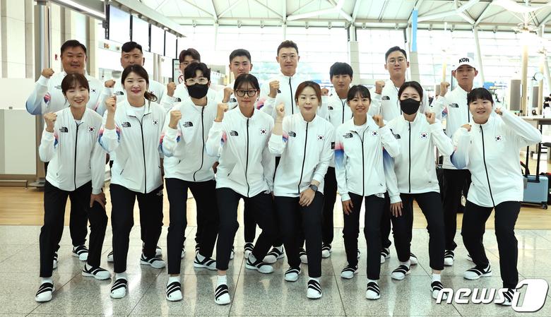 '2022 항저우 아시안게임'에 출전하는 대한민국 양궁 국가대표팀 선수와 코치진. /뉴스1 ⓒ News1 구윤성 기자