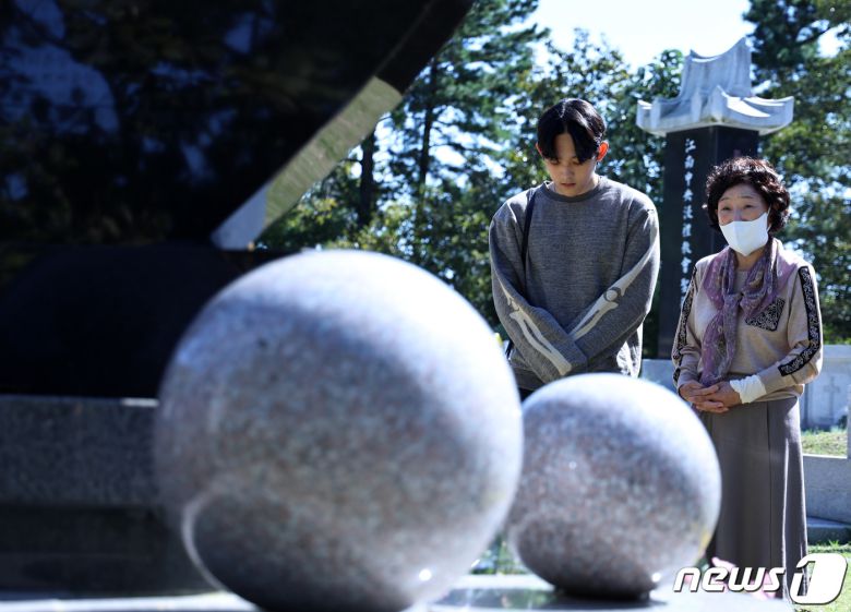 배우 고(故) 최진실 씨의 아들인 가수 최환희(활동명 지플랫)와 모친 정옥숙 씨가 고인의 15주기인 2일 오후 경기도 양평군 갑산공원묘역을 찾아 추모하고 있다. 2023.10.2/뉴스1 ⓒ News1 구윤성 기자