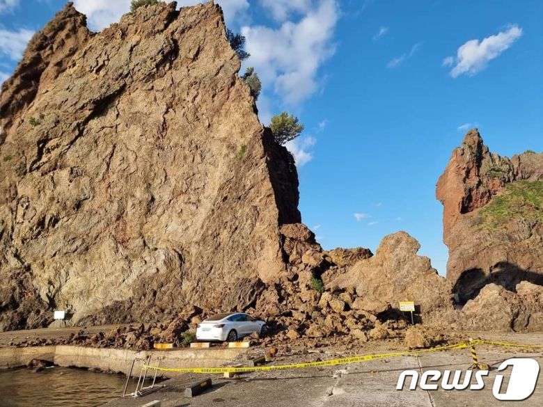2일 오전 7시쯤 경북 울릉군 서면 남양리 '통구미 거북바위' 머리 부분이 완전히 무너지며 발생한 낙석이 관광객들을 덮쳐 4명이 중경상을 입었다. (남한권 울릉군수 페이스북 갈무리) 2023.10.2/뉴스1