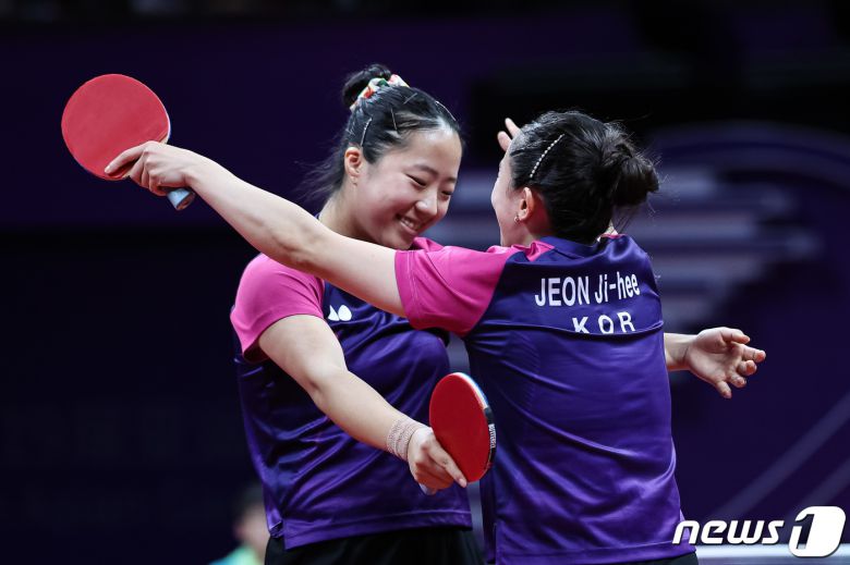 신유빈-전지희가 2일 중국 항저우 궁수 캐널 스포츠파크 체육관에서 열린 2022 항저우 아시안게임 탁구 여자 복식 결승에서 금메달을 확정지은 후 포옹하고 있다. 신유빈-전지희 조는 결승에서 북한 차수영-박수경 조를 게임 스코어 4-1(11-6 11-4 10-12 12-10 11-3)로 꺾고 금메달을 차지했다. 이는 2002년 부산 아시안게임 석은미-이은실 이후 21년 만의 아시안게임 여자 복식 금메달이다. 2023.10.2/뉴스1 ⓒ News1 유승관 기자