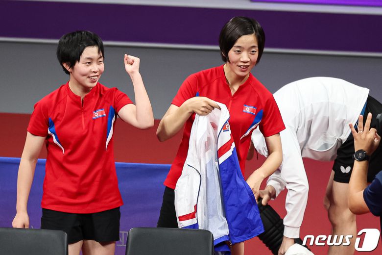 북한 차수영-박수경 조가 2일 중국 항저우 궁수 캐널 스포츠파크 체육관에서 열린 2022 항저우 아시안게임 탁구 여자 복식 준결승전에서 인도 수티르타 무케르지-아이히카 무케르지 조를 꺾고 결승행을 확정 지은 후 중계 카메라를 향해 주먹을 불끈 쥐고 있다. 북한이 인도를 꺾으면서 1990년 베이징 아시안게임 이후 33년 만에 아시안게임 탁구 결승에서 남북전이 성사됐다. 2023.10.2/뉴스1 ⓒ News1 유승관 기자