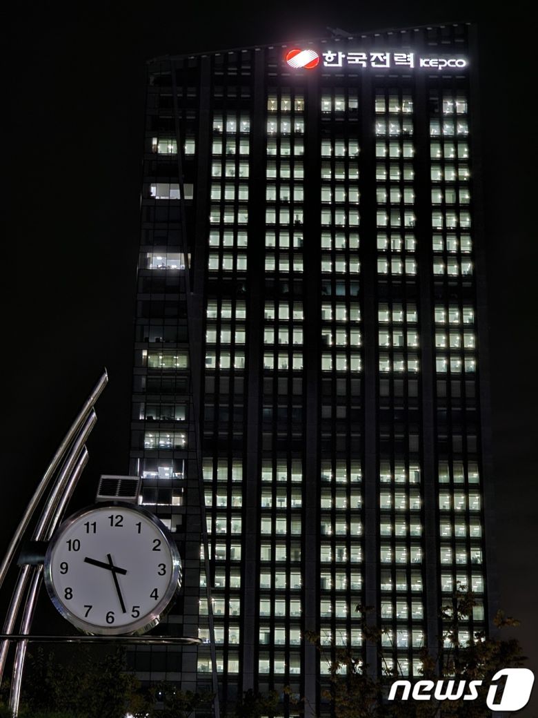 전남 나주 혁신도시에 위치한 한국전력 본사 사옥이 25일 밤 9시가 넘어서도 불이 꺼지지 않고 있다. 재정적자가 200조원를 돌파한 한전은 지난 20일 취임한 김동철 신임 사장이 '제2의 창사'를 선언하며 집무실에서 무기한 숙박하고 있다.2023.9.27./뉴스1 ⓒ News1 서충섭 기자