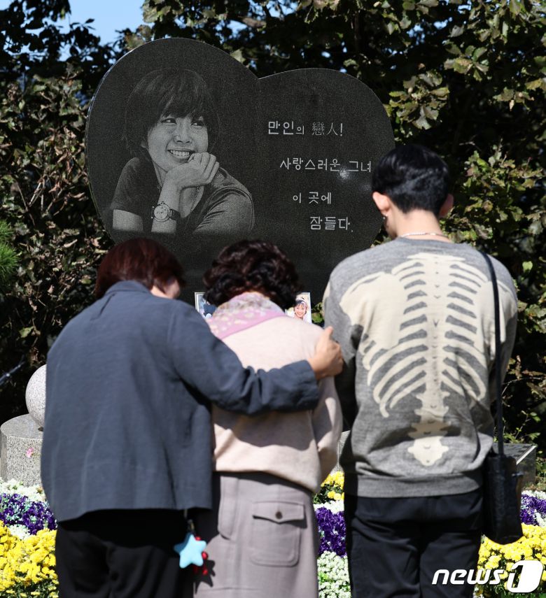 배우 고(故) 최진실 씨의 아들인 가수 최환희(활동명 지플랫)와 모친 정옥숙 씨가 고인의 15주기인 2일 오후 경기도 양평군 갑산공원묘역을 찾아 추모하고 있다. 2023.10.2/뉴스1 ⓒ News1 구윤성 기자