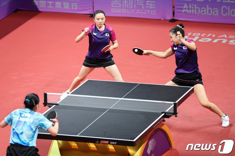 신유빈-전지희 조가 2일 중국 항저우 궁수 캐널 스포츠파크 체육관에서 열린 2022 항저우 아시안게임 탁구 여자 복식 준결승전에서 일본 하리모토 미와-키하라 미유 조와 경기를 펼치고 있다. 신유빈-전지희 조는 이날 일본의 하리모토 미와-키하라 미유 조에 4-1(9-11 11-8 11-7 11-7)로 승리, 2002년 부산 아시안게임 서금미-이은실 이후 21년 만에 여자 복식 금메달에 도전한다. 2023.10.2/뉴스1 ⓒ News1 유승관 기자