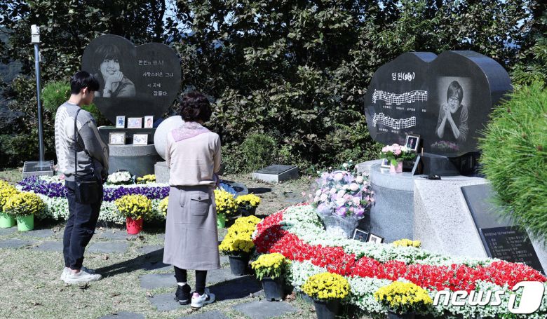 가수 최환희(활동명 지플랫)와 할머니 정옥숙 씨가 2일 오후 배우 故 최진실 씨와 가수 故 최진영 씨가 안장된 경기도 양평군 갑산공원묘역을 찾아 추모하고 있다. 2023.10.2/뉴스1 ⓒ News1 구윤성 기자
