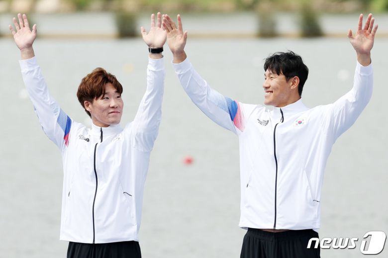 2일 오후 중국 항저우 푸양수상스포츠센터에서 열린 2022 항저우 아시안게임 남자 카약 2인승 500ｍ 결승에서 2위를 차지해 은메달을 획득한 조광희(왼쪽)와 장상원이 시상대에 올라 두 손을 번쩍 들어올리고 있다. 2023.10.2/뉴스1 ⓒ News1 민경석 기자