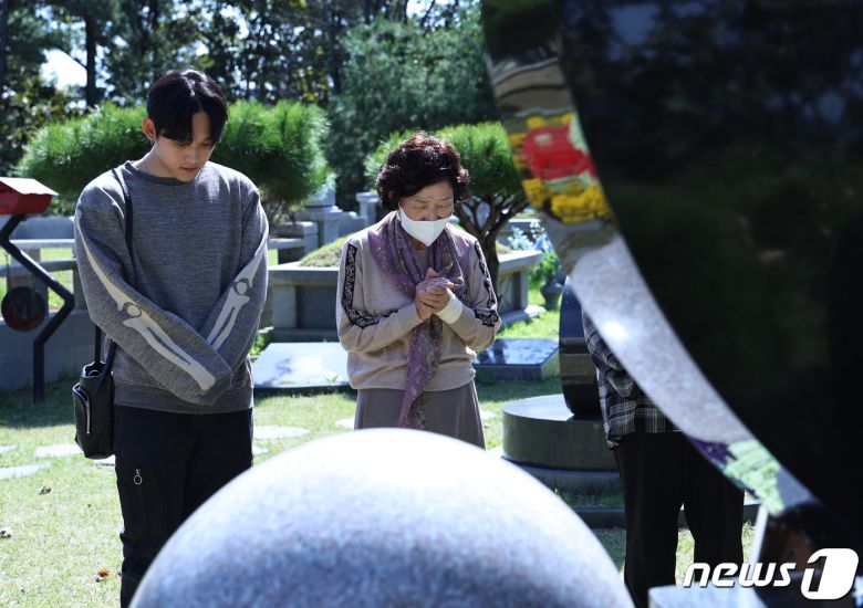 배우 고(故) 최진실 씨의 아들인 가수 최환희(활동명 지플랫)와 모친 정옥숙 씨가 고인의 15주기인 2일 오후 경기도 양평군 갑산공원묘역을 찾아 추모하고 있다. 2023.10.2/뉴스1 ⓒ News1 구윤성 기자