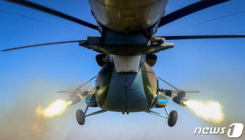 29일(현지시간) 우크라이나 동부 지역에서 Mi-8 헬기가 러시아 군을 향해 미사일을 발사하고 있다. 2023.10.2 ⓒ 로이터=뉴스1 ⓒ News1 우동명 기자