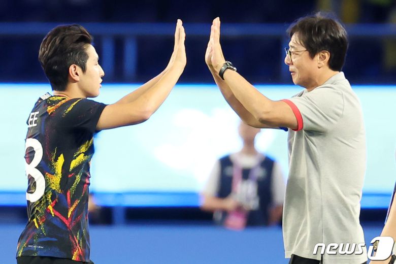 황선홍 감독과 이강인. /뉴스1 DB ⓒ News1 민경석 기자