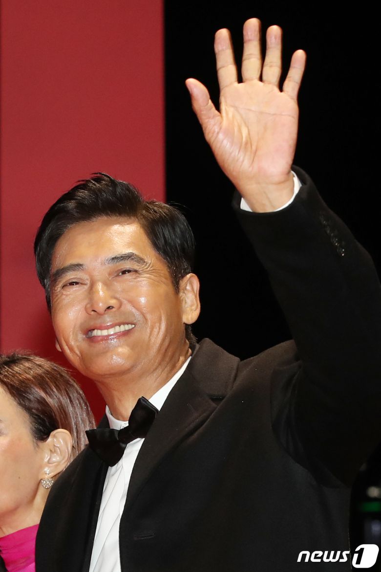 배우 주윤발(저우룬파)이 4일 오후 부산 해운대구 영화의전당에서 열린 ‘제28회 부산국제영화제’(BIFF) 개막식에서 인사를 하고 있다. ⓒ News1 권현진 기자