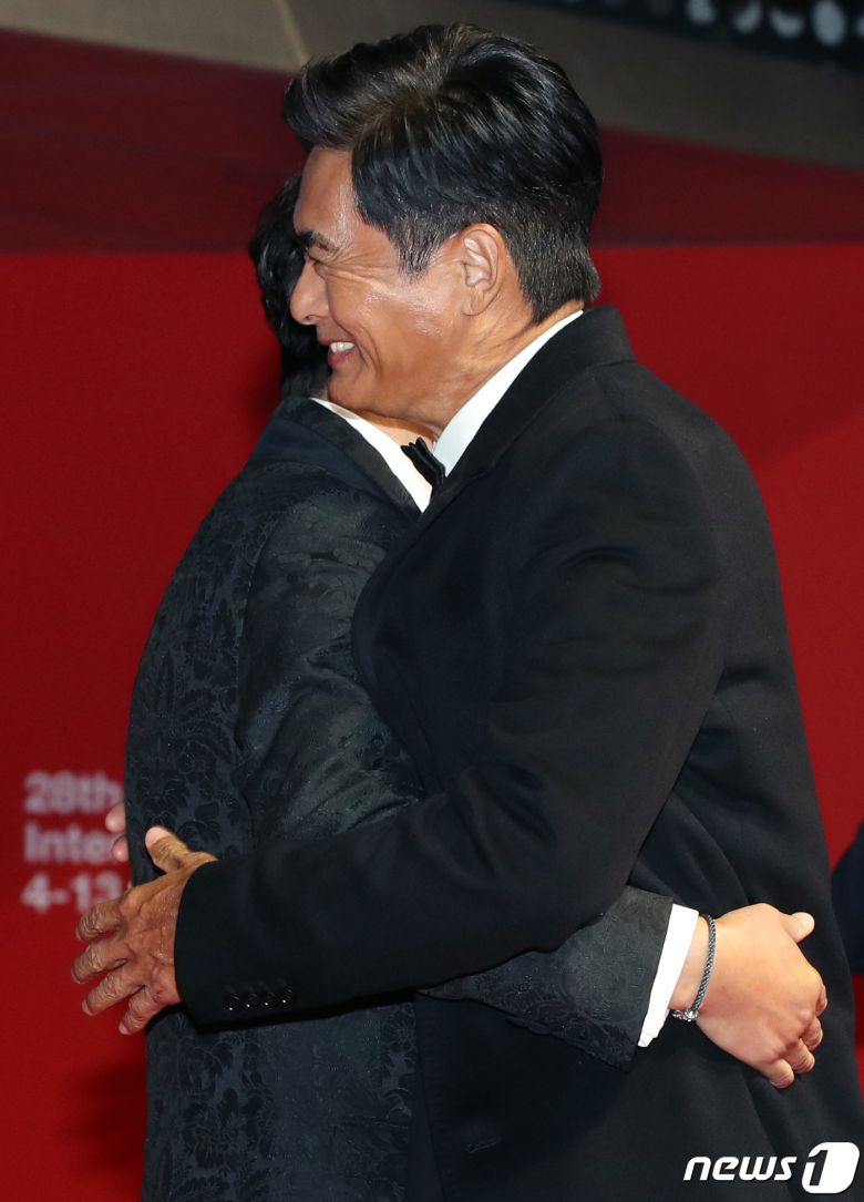 홍콩 배우 주윤발(오른쪽)이 4일 오후 부산 해운대구 영화의전당에서 열린 ‘제28회 부산국제영화제’(BIFF) 개막식 레드카펫 행사에서 송강호와 포옹하고 있다. ⓒ News1 권현진 기자