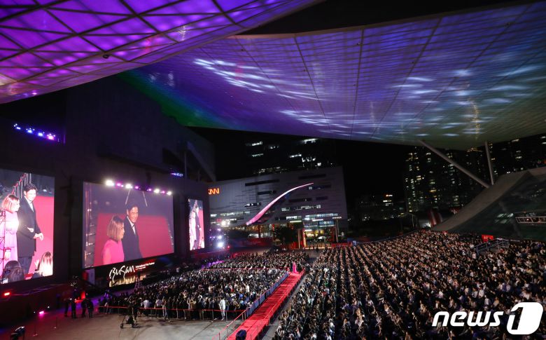 홍콩계의 대부 주윤발이 4일 오후 부산 해운대구 영화의전당에서 열린 ‘제28회 부산국제영화제’(BIFF) 개막식에서 레드카펫을 밟고 있다. ⓒ News1 권현진 기자