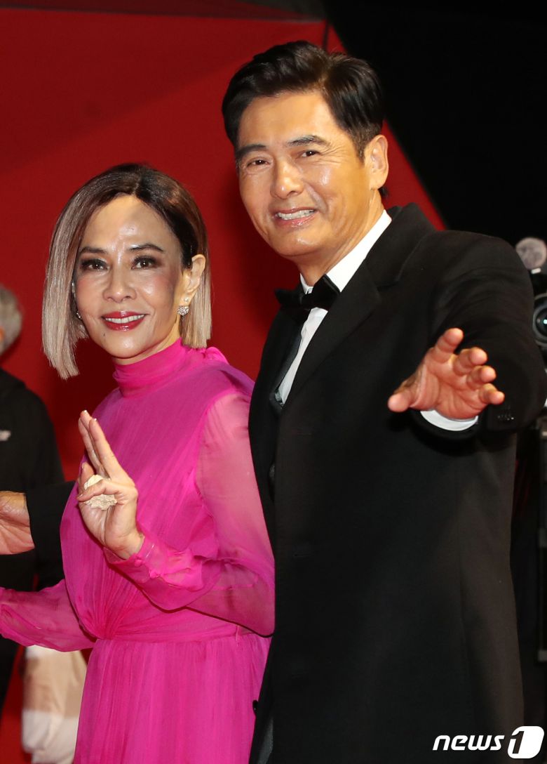 배우 주윤발(저우룬파)이 4일 오후 부산 해운대구 영화의전당에서 열린 ‘제28회 부산국제영화제’(BIFF) 개막식에 아내 진화련과 함께 참석해 인사를 하고 있다. ⓒ News1 권현진 기자