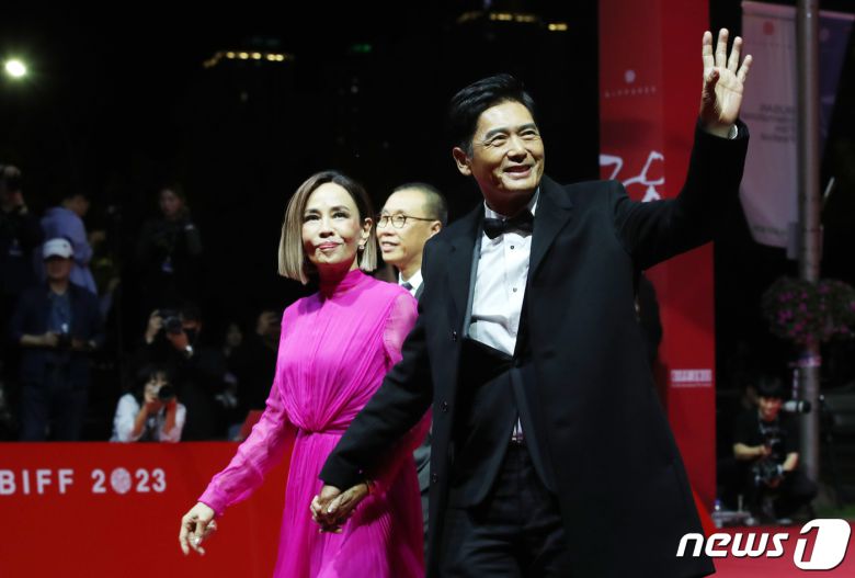 배우 주윤발(저우룬파)이 4일 오후 부산 해운대구 영화의전당에서 열린 ‘제28회 부산국제영화제’(BIFF) 개막식에 아내 진화련과 함께 참석해 인사를 하고 있다. ⓒ News1 권현진 기자