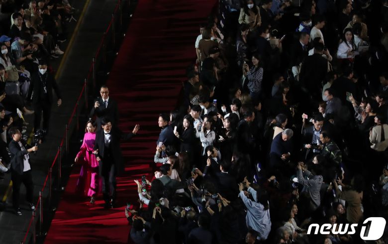 4일 오후 부산 해운대구 영화의전당에서 열린 제28회 부산국제영화제(BIFF) 개막식에서 배우 주윤발이 레드카펫을 밟으며 입장하고 있다. 올해 영화제에는 개막작인 '한국이 싫어서'(장건재 감독)를 비롯해 69개국 209편이 초청돼 4개 극장 25개 스크린에서 상영된다. ⓒ News1 윤일지 기자