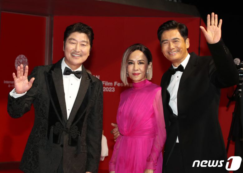 배우 송강호(왼쪽)가 4일 오후 부산 해운대구 영화의전당에서 열린 ‘제28회 부산국제영화제’(BIFF) 개막식에서 주윤발 진화련 부부와 함께 포즈를 취하고 있다. ⓒ News1 권현진 기자