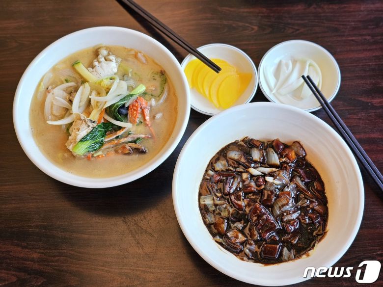 유명 중국음식점의 짜장면과 백짬뽕(한국관광공사 제공)