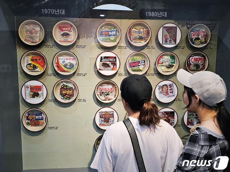 1970~80년대의 짜장라면(한국관광공사 제공)