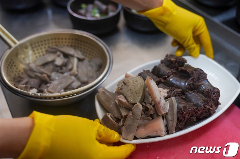 찹쌀과 각종 채소로 속을 채운 병천순대(한국관광공사 제공)