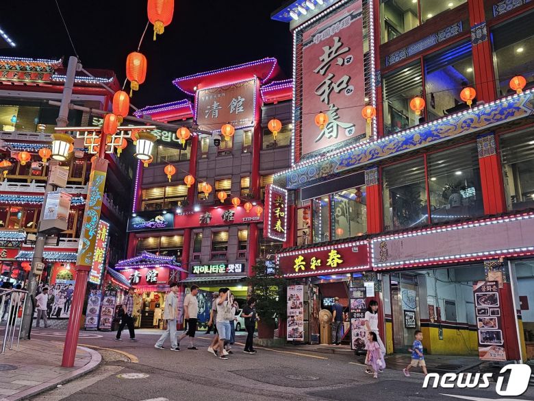 북성동자장면거리의 야경(한국관광공사 제공)