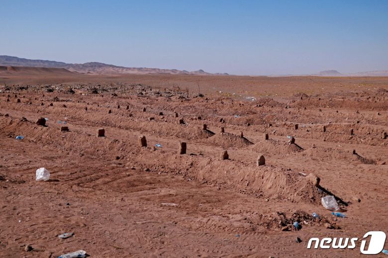 10일(현지시간) 아프가니스탄 헤라트주(州) 젠다 얀 지역의 한 마을에 강진 사망자들을 묻은 묘지가 마련됐다. 지진 발생 3일째인 이날 규모 6.3의 지진이 또 한 번 아프가니스탄을 덮쳤다. 2023.10.10/ ⓒ AFP=뉴스1 ⓒ News1 권진영 기자