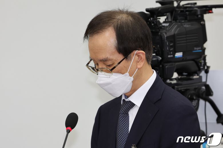 이강섭 샤니 대표이사가 12일 오후 서울 여의도 국회에서 열린 환경노동위원회의 고용노동부에 대한 국정감사에 증인으로 출석, 의원 질의를 경청하고 있다. 2023.10.12/뉴스1 ⓒ News1 황기선 기자