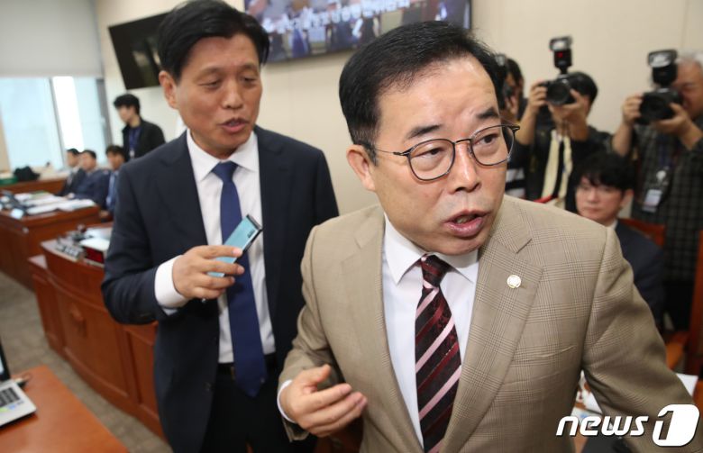 박성중 국민의힘 간사(오른쪽)와 조승래 더불어민주당 간사가 12일 오전 서울 여의도 국회에서 열린 과학기술정보방송통신위원회의 원자력안전위원회, 한국원자력안전기술원, 한국원자력통제기술원, 한국원자력안전재단, 한국수력원자력(주)에 대한 국정감사에서 감사중지 후 회의장을 나서고 있다. 2023.10.12/뉴스1 ⓒ News1 임세영 기자