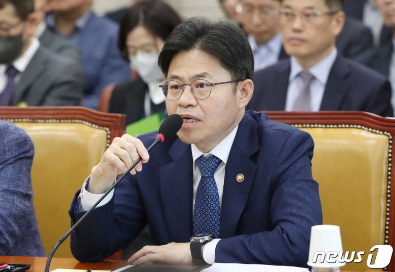 유국희 원자력안전위원장이 12일 오전 서울 여의도 국회에서 열린 과학기술정보방송통신위원회의 원자력안전위원회, 한국원자력안전기술원, 한국원자력통제기술원, 한국원자력안전재단, 한국수력원자력(주)에 대한 국정감사에서 의원들의 질의에 답하고 있다. 2023.10.12/뉴스1 ⓒ News1 임세영 기자