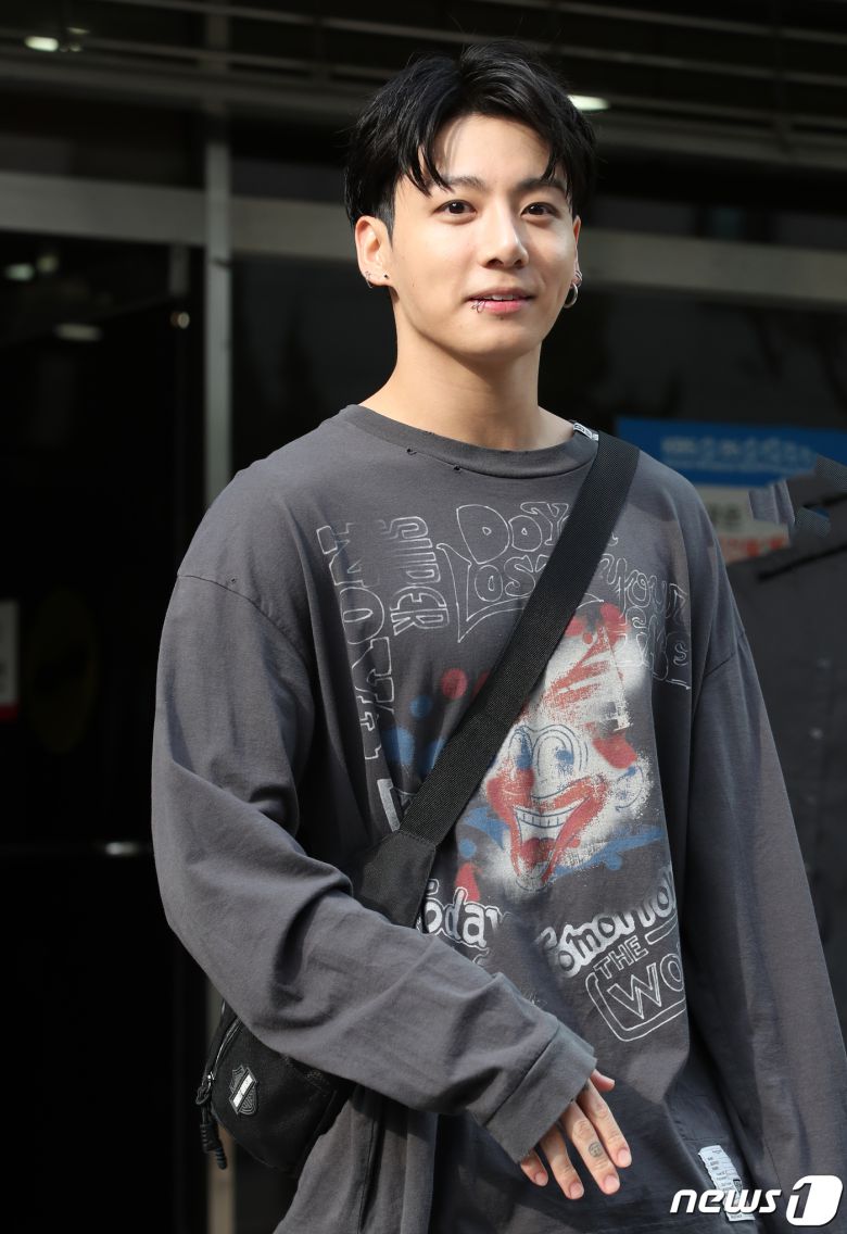 그룹 방탄소년단(BTS) 정국이 13일 오전 서울 여의도 KBS 신관에서 진행된 '뮤직뱅크' 녹화를 마친 뒤 퇴근을 하고 있다. News1 권현진 기자