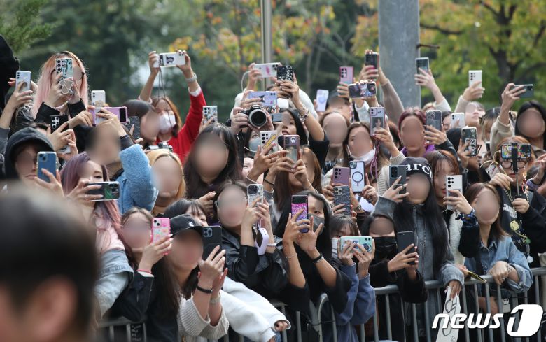 방탄소년단 정국이 13일 오전 서울 여의도 KBS 신관에서 진행된 '뮤직뱅크' 녹화를 마친뒤 퇴근을 하고 있다. 2023.10.13/뉴스1 ⓒ News1 권현진 기자