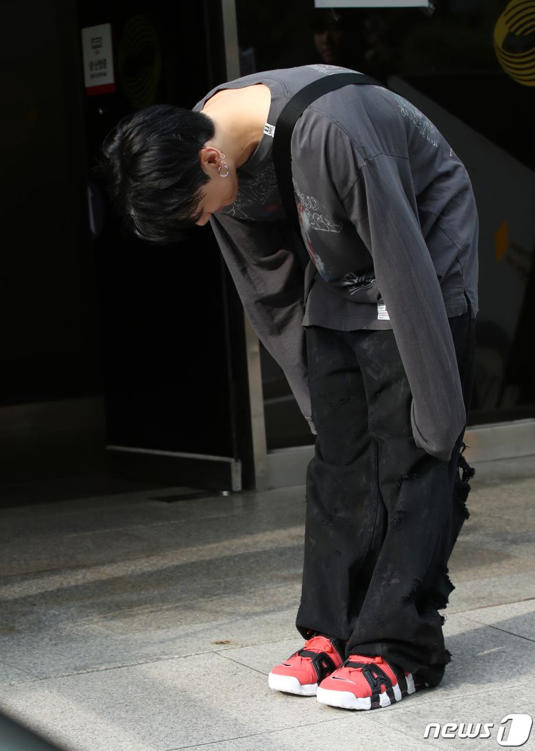 그룹 방탄소년단(BTS) 정국이 13일 오전 서울 여의도 KBS 신관에서 진행된 '뮤직뱅크' 녹화를 마친 뒤 90도 폴더 인사를 하고 있다.  ⓒ News1 권현진 기자