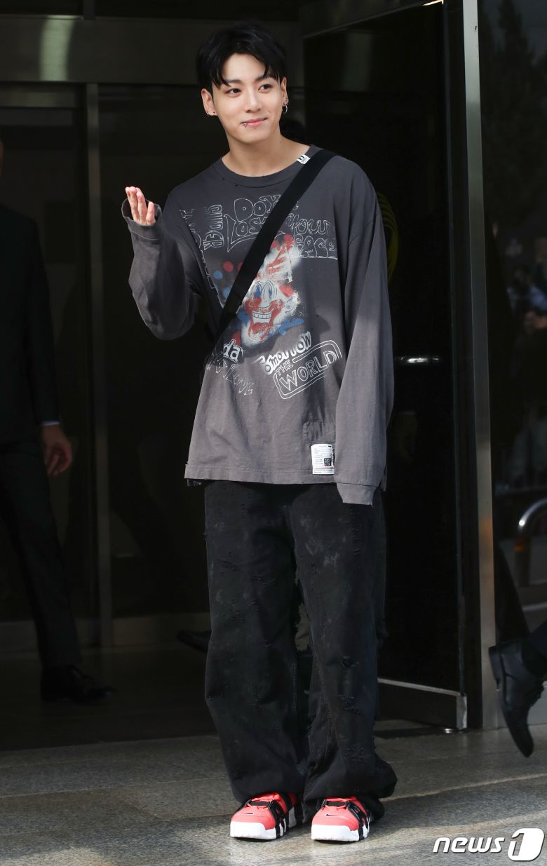 그룹 방탄소년단(BTS) 정국이 13일 오전 서울 여의도 KBS 신관에서 진행된 '뮤직뱅크' 녹화를 마친 뒤 인사를 하고 있다. ⓒ News1 권현진 기자