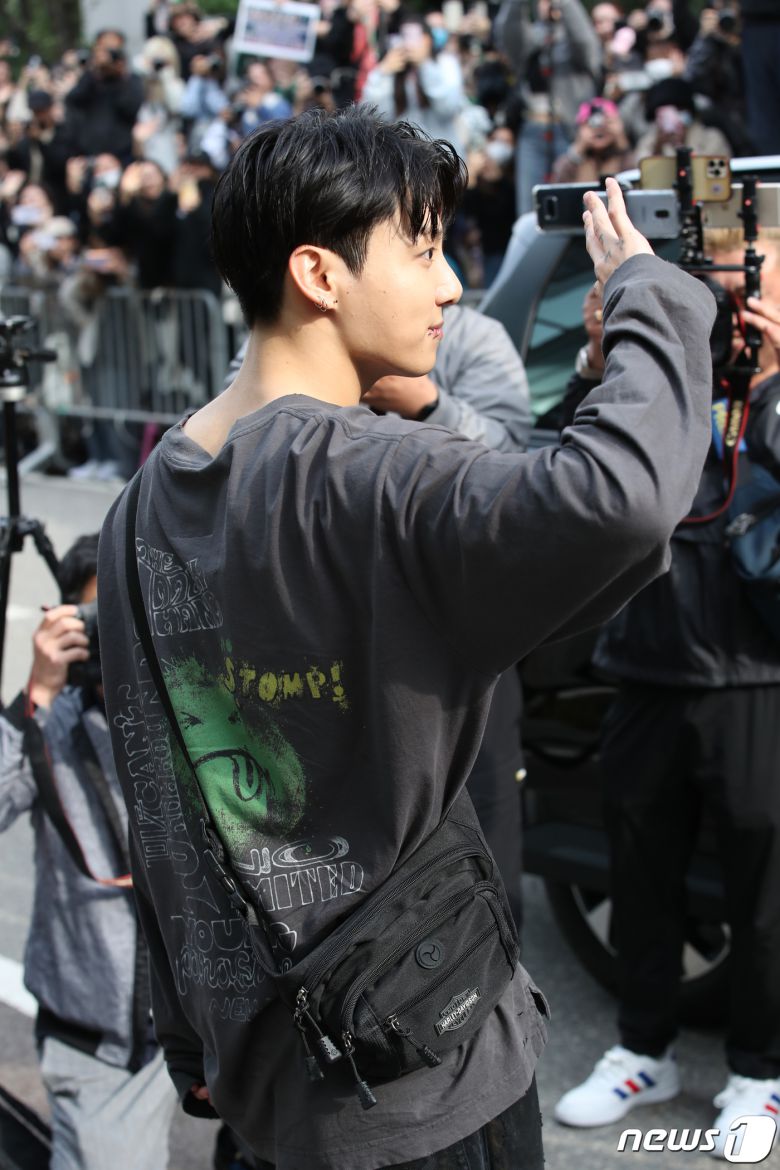 그룹 방탄소년단(BTS) 정국이 13일 오전 서울 여의도 KBS 신관에서 진행된 '뮤직뱅크' 녹화를 마친 뒤 손을 흔들고 있다. ⓒ News1 권현진 기자