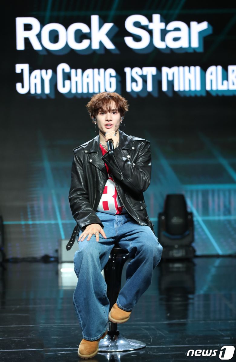 가수 제이창이 17일 서울 강남구 일지아트홀에서 가진 첫 번째 미니앨범 '레이트 나잇'(Late Night) 발매 쇼케이스에서 타이틀 곡 '록스타'(Rockstar)를 설명하고 있다. 2023.10.17/뉴스1 ⓒ News1 권현진 기자