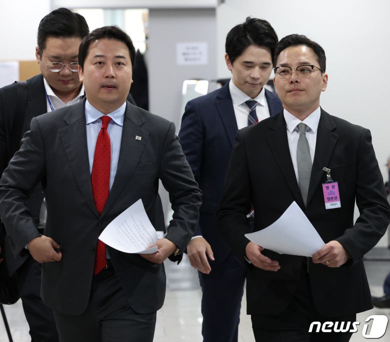 장예찬 국민의힘 최고위원과 '이재명 대표 법카 의혹' 공익제보자 조명현 씨가 18일 서울 여의도 국회 소통관에서 정무위원회 국정감사 증인 채택 취소 규탄 기자회견에 참석하고 있다. 2023.10.18/뉴스1 ⓒ News1 송원영 기자