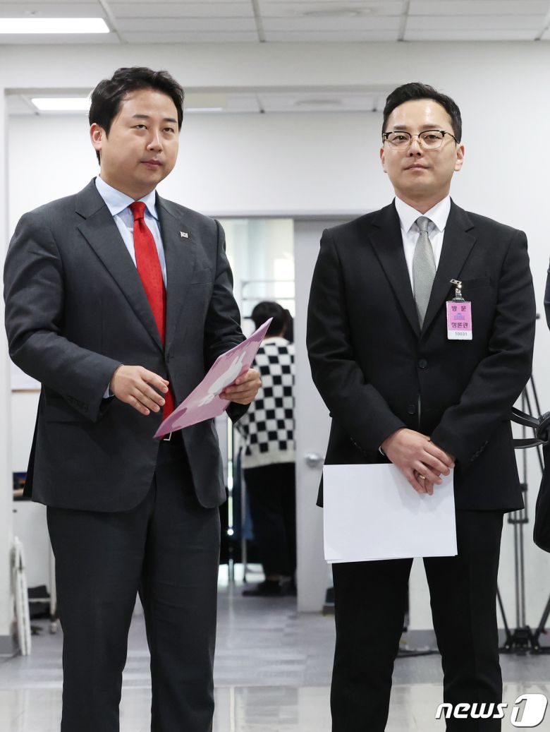 장예찬 국민의힘 최고위원과 '이재명 대표 법카 의혹' 제보자 조명현 씨가 18일 서울 여의도 국회 소통관에서 정무위원회 국정감사 증인 채택 취소 규탄 기자회견을 앞두고 대화를 하고 있다. 2023.10.18/뉴스1 ⓒ News1 송원영 기자