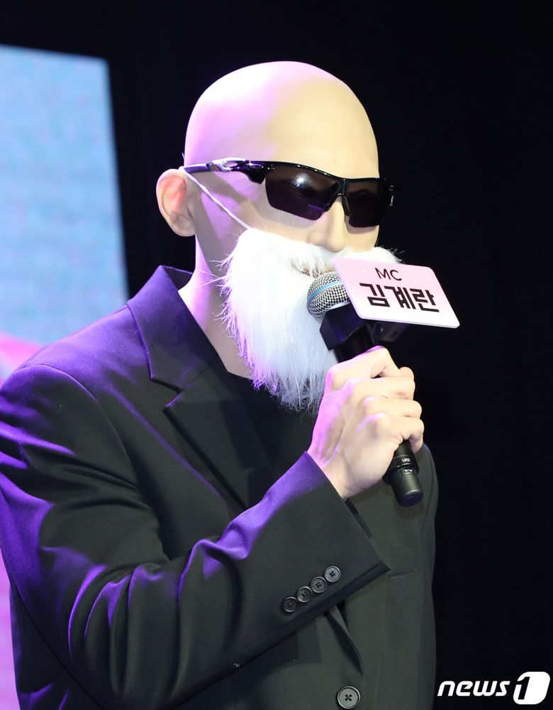 제작자 김계란이 18일 오후 서울 서교동 무신사 개러지에서 열린 걸밴드’ QWER(큐더블유이알) 데뷔 싱글 1집 '하모니 프롬 디스코드(Harmony from Discord)' 쇼케이스에서 진행을 하고 있다. 2023.10.18/뉴스1 ⓒ News1 권현진 기자