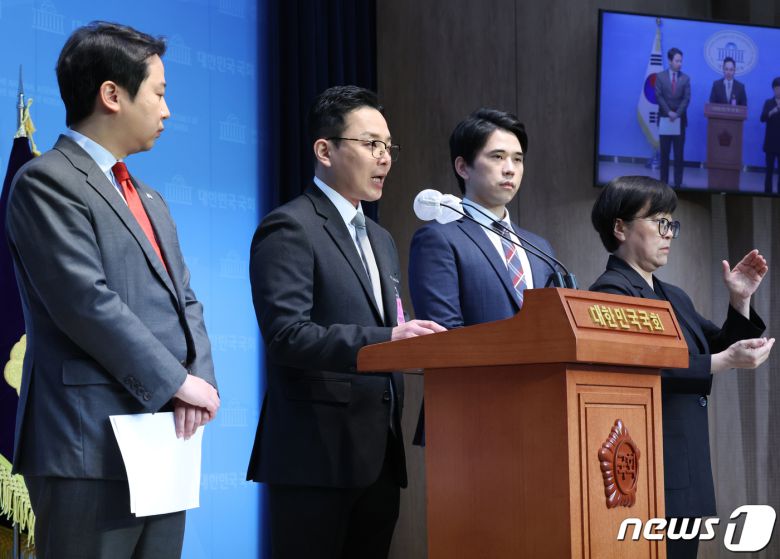 더불어민주당 이재명 대표의 부인 김혜경 씨의 법인카드 유용 의혹과 관련한 공익신고자인 전 경기도 공무원 조명현 씨와 장예찬 국민의힘 최고위원이 18일 서울 여의도 국회 소통관에서 정무위원회 국정감사 증인 채택 취소 관련 기자회견을 하고 있다. 2023.10.18/뉴스1 ⓒ News1 송원영 기자