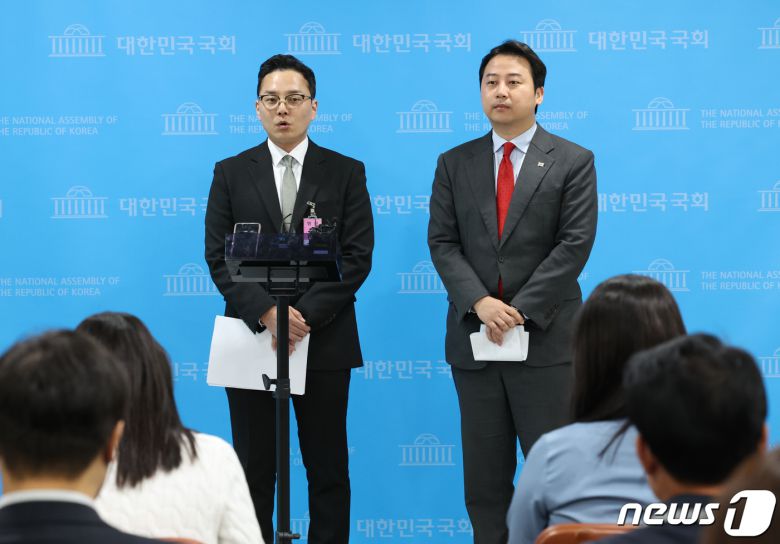 더불어민주당 이재명 대표의 부인 김혜경 씨의 법인카드 유용 의혹과 관련한 공익신고자인 전 경기도 공무원 조명현씨와 장예찬 국민의힘 최고위원이 18일 서울 여의도 국회 소통관에서 정무위원회 국정감사 증인 채택 취소관련 기자회견을 하고 있다. 2023.10.18/뉴스1 ⓒ News1 송원영 기자