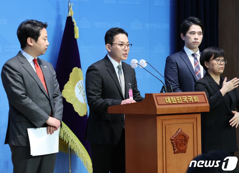 더불어민주당 이재명 대표의 부인 김혜경 씨의 법인카드 유용 의혹과 관련한 공익신고자인 전 경기도 공무원 조명현 씨와 장예찬 국민의힘 최고위원이 18일 서울 여의도 국회 소통관에서 정무위원회 국정감사 증인 채택 취소 관련 기자회견을 하고 있다. 2023.10.18/뉴스1 ⓒ News1 송원영 기자