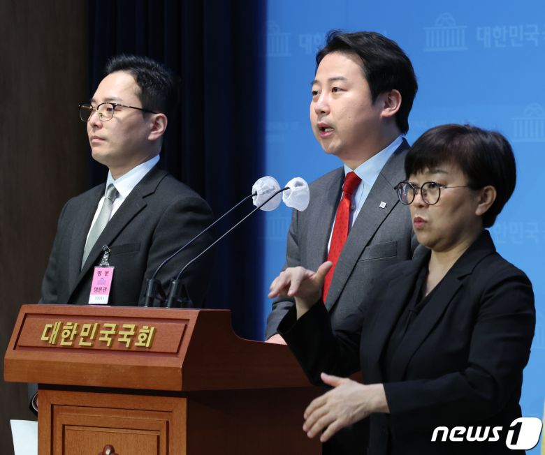 장예찬 국민의힘 최고위원과 '이재명 대표 법카 의혹' 공익제보자 조명현씨가 18일 서울 여의도 국회 소통관에서 정무위원회 국정감사 증인 채택 취소를 규탄하는 기자회견을 하고 있다. 2023.10.18/뉴스1 ⓒ News1 송원영 기자