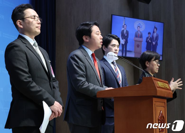 장예찬 국민의힘 최고위원과 '이재명 대표 법카 의혹' 공익제보자 조명현씨가 18일 서울 여의도 국회 소통관에서 정무위원회 국정감사 증인 채택 취소를 규탄하는 기자회견을 하고 있다. 2023.10.18/뉴스1 ⓒ News1 송원영 기자