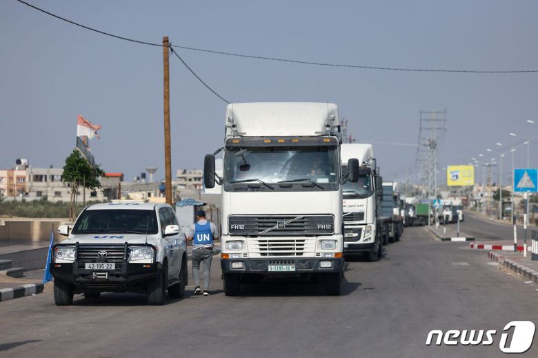 22일(현지시간) 구호품을 실은 트럭들이 이집트에서 라파 통행로를 거쳐 가자지구로 진입하고 있다. 2023.10.22/뉴스1 ⓒ AFP=뉴스1 ⓒ News1 김민수 기자