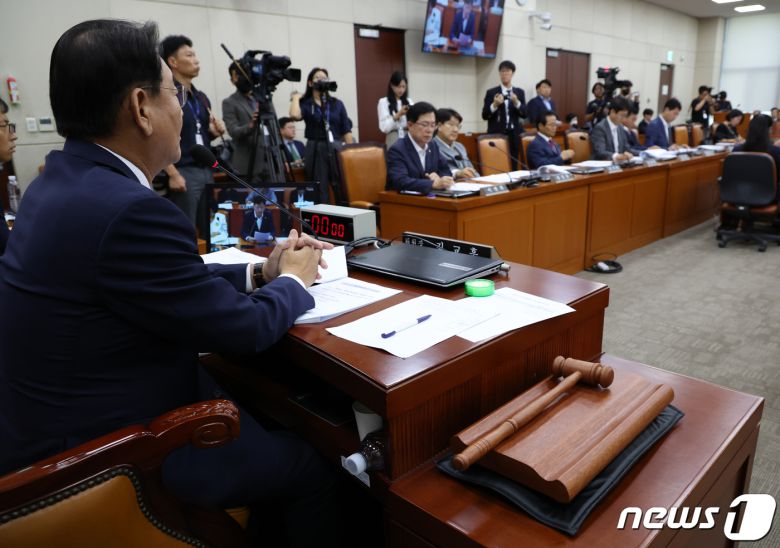 서울 여의도 국회에서 행정안전위원회 전체회의가 열리고 있다. 이날 국회 행안위는 야당 단독으로 '10·29 이태원 참사 피해자 권리보장과 진상규명 및 재발 방지를 위한 특별법안'을 처리했다. 2023.8.31/뉴스1 ⓒ News1 송원영 기자